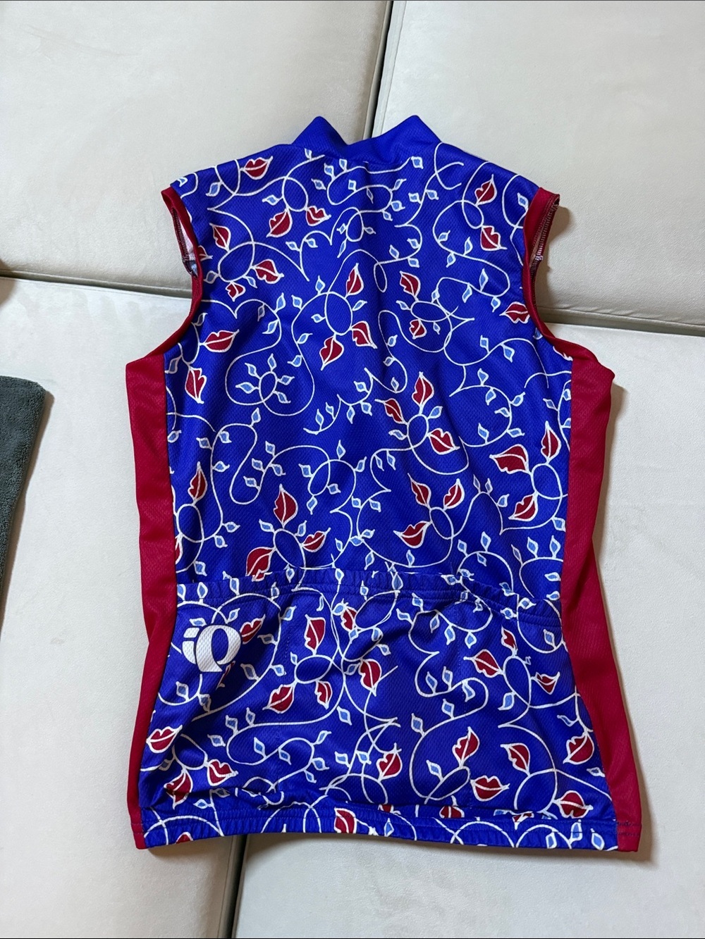 Pearl Izumi Sleeveless Cycling Jersey in Blue and Red Floral - Picture 4 of 4